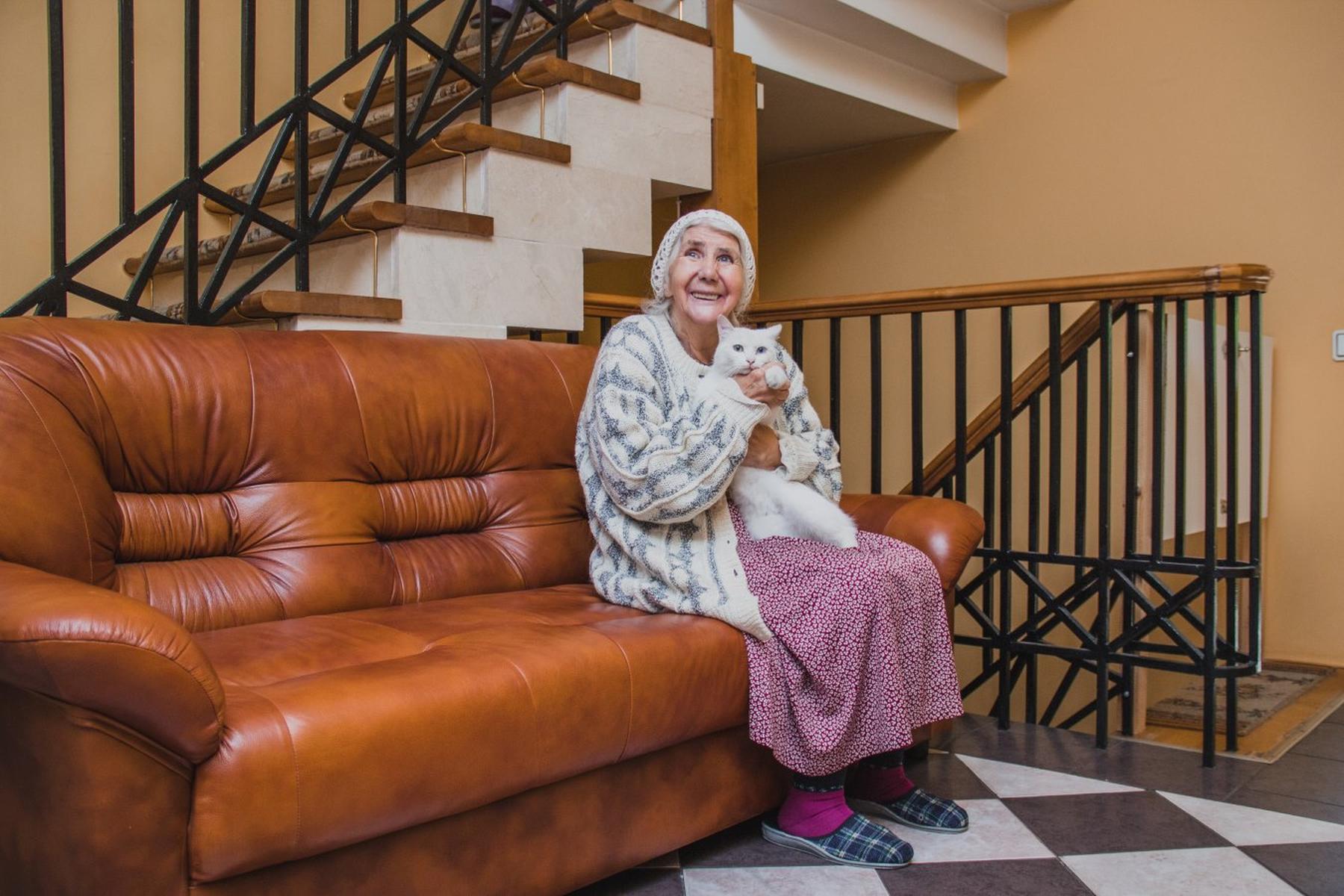 Старики в пансионате. Дома отдыха для пенсионеров. Санаторий для пожилых. Пансионат для пожилых людей. Старики в пансионате.